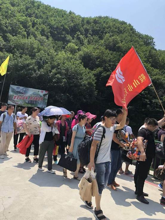 鞍山市天乙門窗有限公司組織全體員工開展了每年一度的“清涼夏日游”團(tuán)建活動(圖2)